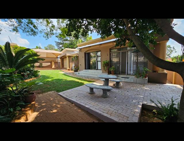 5 BEDROOM FREESTANDING FOR SALE IN BOSCHDAL